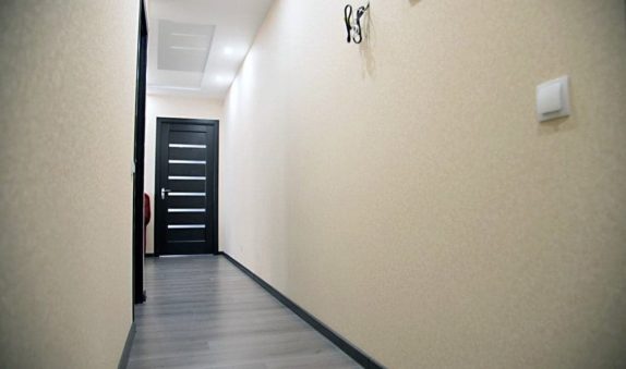 Длинный коридор после капитального ремонта квартиры в Москве