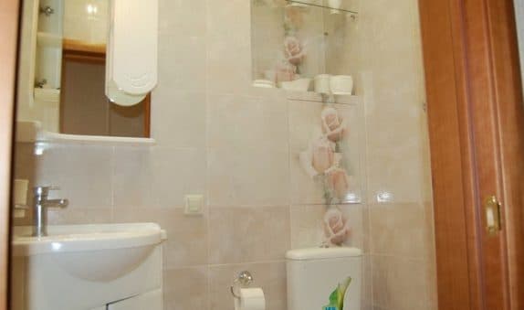 Ванная комната с плиткой на стенах