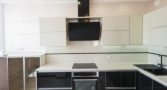 Кухня с плиточным полом и люстрой