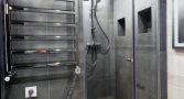 Ванная в с зеркалом и полотенцесушителем в квартире