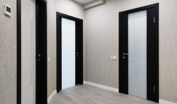 Коридор в трехкомнатной квартире с дверьми